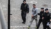 Dvojici mužů z Polska přivedla k soudu policejní eskorta. Do České republiky jezdili krást, teď sem tři roky nesmí.