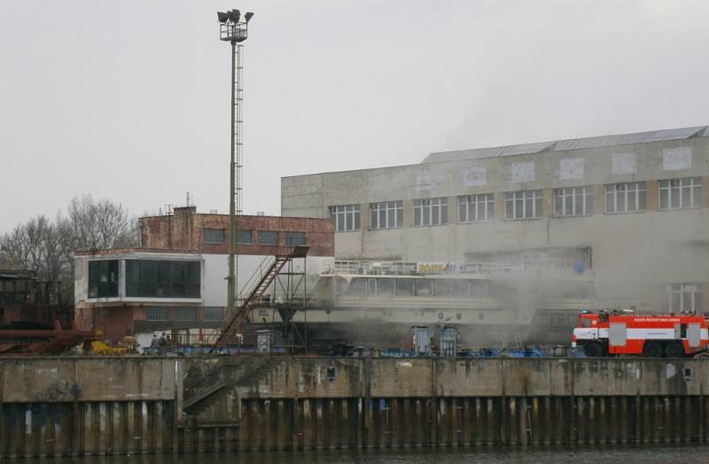 Požár osobní lodi v docích v Řečanech nad Labem.