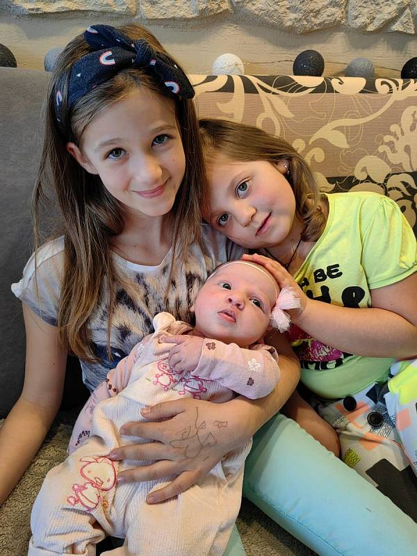 Aneta Kubátová se narodila 10. 3. 2022 v 11.13 hodin. Maminku Martinu a tatínka Milana potěšila mírami 54 cm a 4820 g. Doma v Bítovanech se na sestřičku  těšily Mia (9 let) a Emily (6 let). Foto: rodina