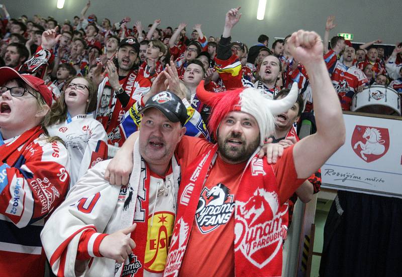 Fanoušci na prvním utkání baráže o udržení v Extralize v ČSOB Pojišťovna ARENA v Pardubicích