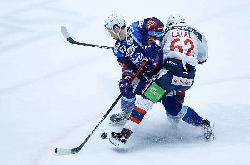 Hokejové utkání Tipsport extraligy v ledním hokeji mezi HC Dynamo Pardubice (v bíločerveném) a HC Kometa Brno (v modrém) v pardudubické enterie areně.