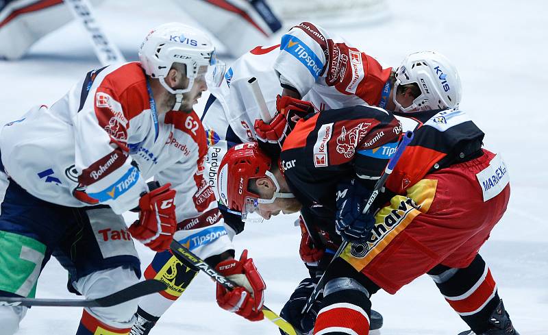 Hokejové utkání Tipsport extraligy v ledním hokeji mezi HC Dynamo Pardubice (v bíločerveném) a HC Mountfield Hradec Králové (v černočerveném) v pardudubické enterie areně.