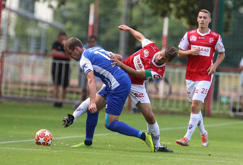 Utkání Fobalové národní ligy mezi FK Pardubice (ve červenobílém) a FC Sellier & Bellot Vlašim ( v modrobílém) na hřišti pod Vinicí v Pardubicích.