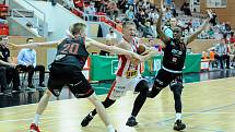 Basketbalové utkání Kooperativy NBL mezi BK JIP Pardubice (v červenobílém) a ERA Basketball Nymburk (v černém) v pardubické hale na Dašické.