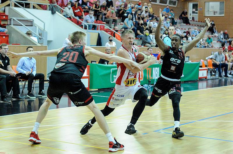 Basketbalové utkání Kooperativy NBL mezi BK JIP Pardubice (v červenobílém) a ERA Basketball Nymburk (v černém) v pardubické hale na Dašické.