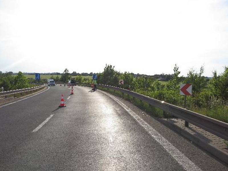 Motorkář zemřel na nájezdu na D11 u Opatovic