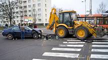 Ke kuriózní dopravní nehodě došlo u pardubického nádraží. Bagru se nic moc nestalo, zato osobní auto nejspíš dojezdilo... 