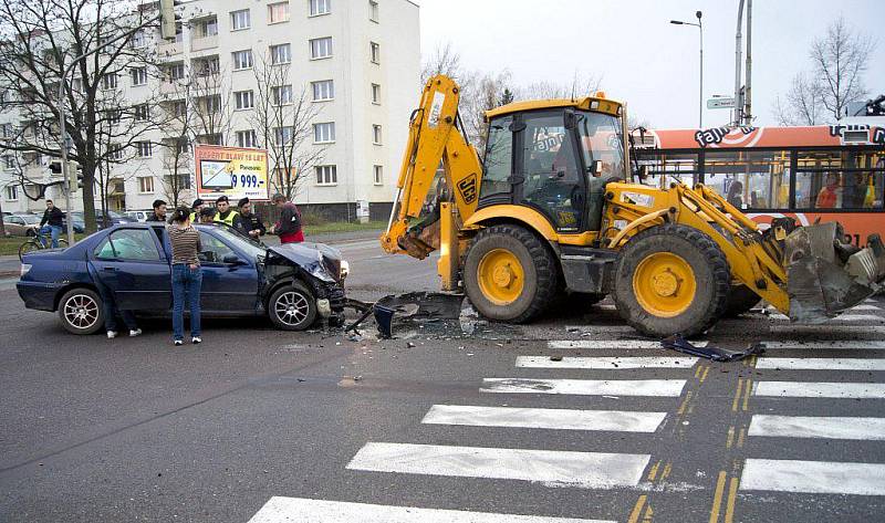 Ke kuriózní dopravní nehodě došlo u pardubického nádraží. Bagru se nic moc nestalo, zato osobní auto nejspíš dojezdilo... 