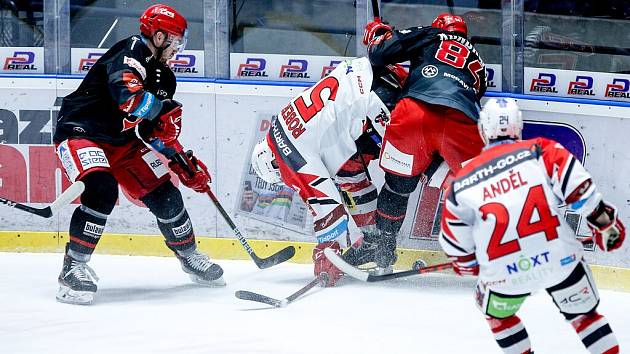 Hokejové utkání Tipsport extraligy v ledním hokeji mezi HC Dynamo Pardubice (v červenobílém) a HC Oceláři Třinec (v černočerveném) v enteria areně.