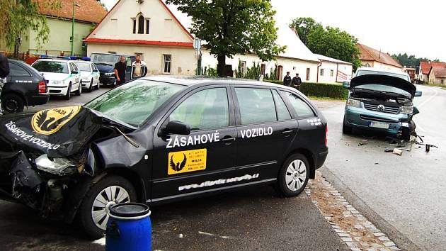 V pátek o půl jedné došlo v Dašicích v místní části Zminný k dopravní nehodě. V zatáčce se zde čelně střetla dodávka a automobil bezpečnostní agentury. K nehodě zřejmě přispěla mokrá vozovka v kombinaci s vysokou rychlostí. Řidič skončil v nemocnici. 