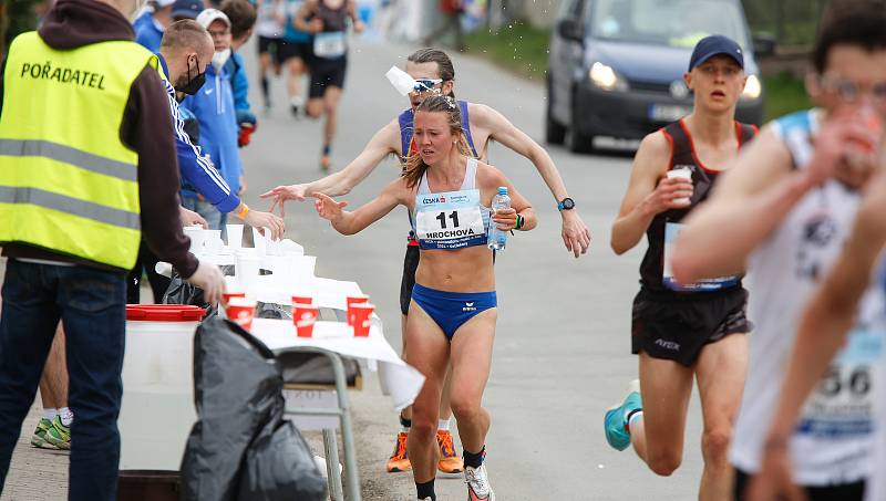 Mistrovství České republiky v půlmaratonu vyhráli Vít Pavlišta (číslo1) a Tereza Hrochová (číslo 11).