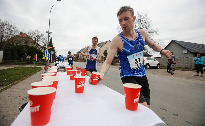 Mistrovství České republiky v půlmaratonu vyhráli Vít Pavlišta (číslo1) a Tereza Hrochová (číslo 11).