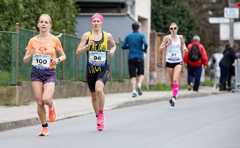 Mistrovství České republiky v půlmaratonu vyhráli Vít Pavlišta (číslo1) a Tereza Hrochová (číslo 11).