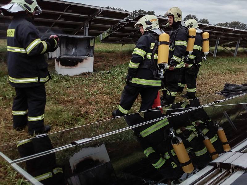 U Kostěnic v pátek ráno došlo k požáru fotovoltaické elektrárny.