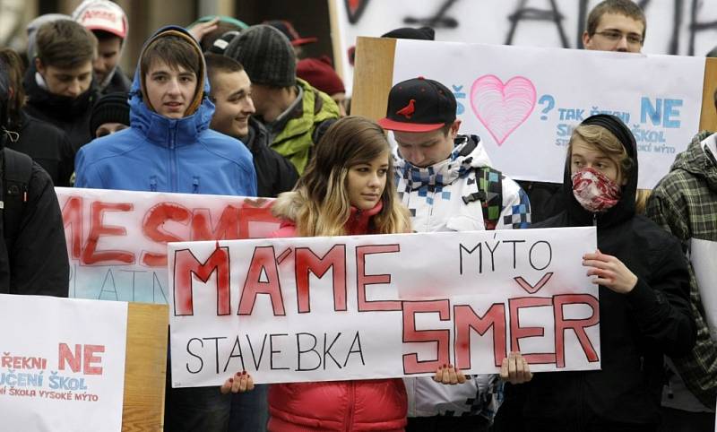 Protest před sídlem Pardubického kraje. Studenti gymnázií z Jevíčka a Vysokého Mýta protestují proti slučování škol.