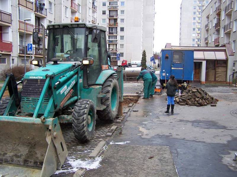 Polabinské sídliště Sever se v pátek odpoledne kvůli prasklé trubce ocitlo bez vody. 