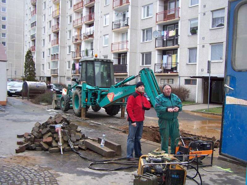 Polabinské sídliště Sever se v pátek odpoledne kvůli prasklé trubce ocitlo bez vody. 