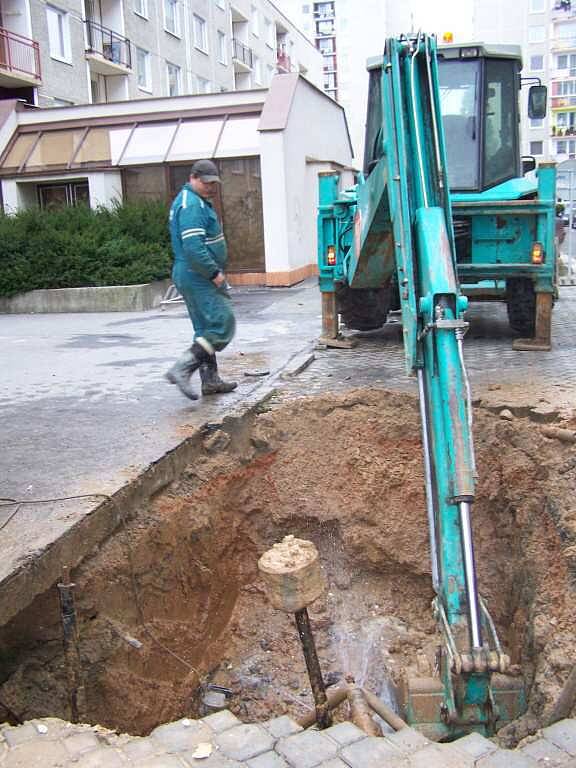 Polabinské sídliště Sever se v pátek odpoledne kvůli prasklé trubce ocitlo bez vody. 