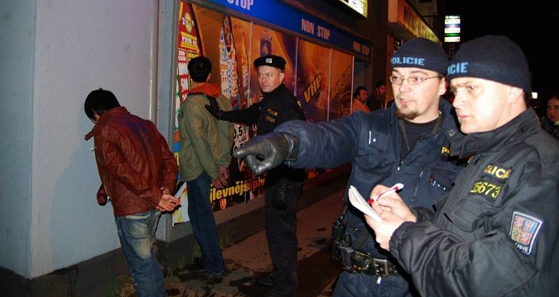 Ve Štrossově ulici muselo pořádek zjednat osm policejních hlídek