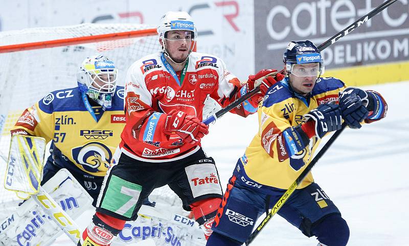 Hokejové utkání Tipsport extraligy v ledním hokeji mezi HC Dynamo Pardubice (v červenobílém) a PSG Berani Zlín  (ve žlutomodrém) pardudubické enterie areně.