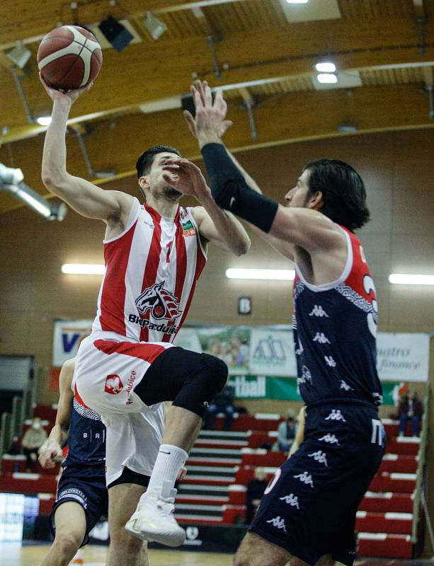 Basketbalové utkání Kooperativy NBL mezi BK JIP Pardubice (v červenobílém) a Basket Brno (v modročerveném) v pardubické hale na Dašické.