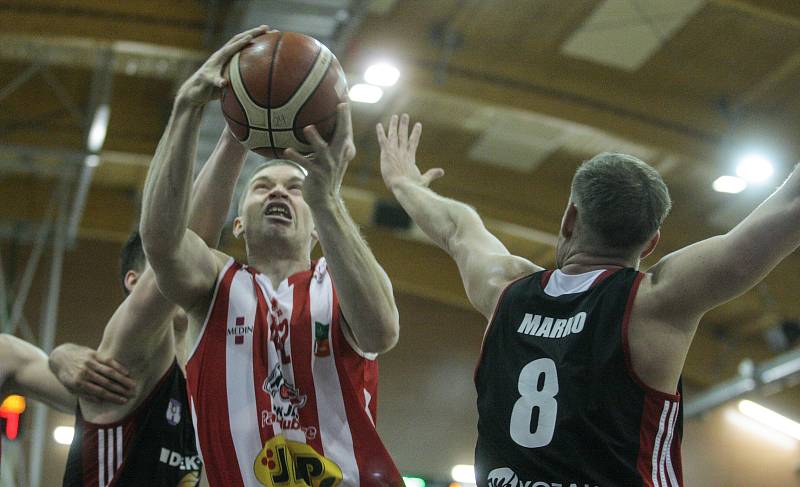 Basketbalové utkání Kooperativy NBL mezi BK JIP Pardubice (v bíločerném) a 	DEKSTONE Tuři Svitavy (v černém) v pardubické hale na Dašické.