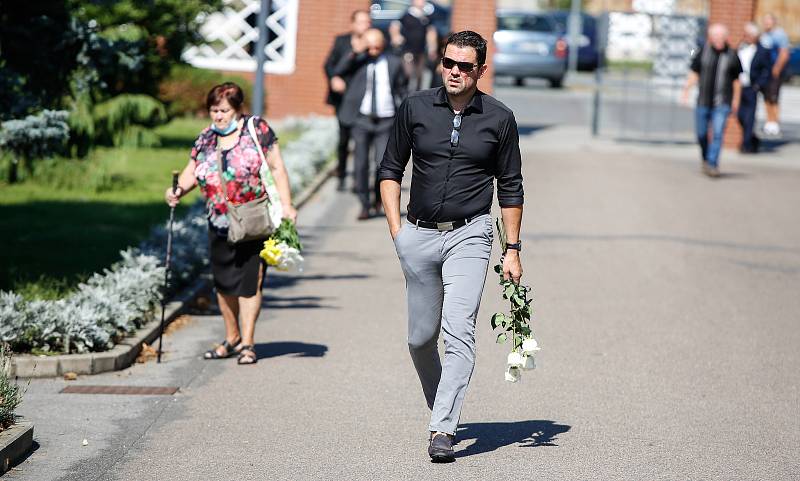 Poslední rozloučení s legendárním hokejovým trenérem Milošem Říhou v pardubickém krematoriu.