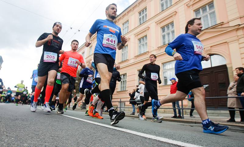 Tradiční pardubický vinařský půlmaraton 2022 ulicemi a centrem města Pardubic jehož součástí bylo i Mistrovství ČR mužů a žen v půlmaratonu 2022, které vyhráli Tereza Hrochová a Jiří Homoláč.