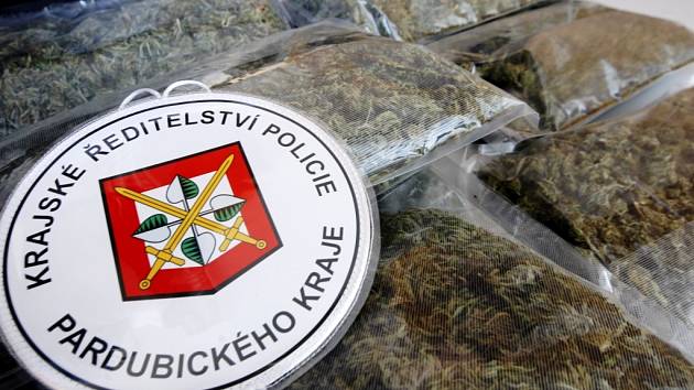Část zabavené a zabalené marihuany, kterou gang z Přeloučska vozil do Polska. Při razii kriminalisté zabavili 31 kilogramů této drogy, za asi dva miliony korun.