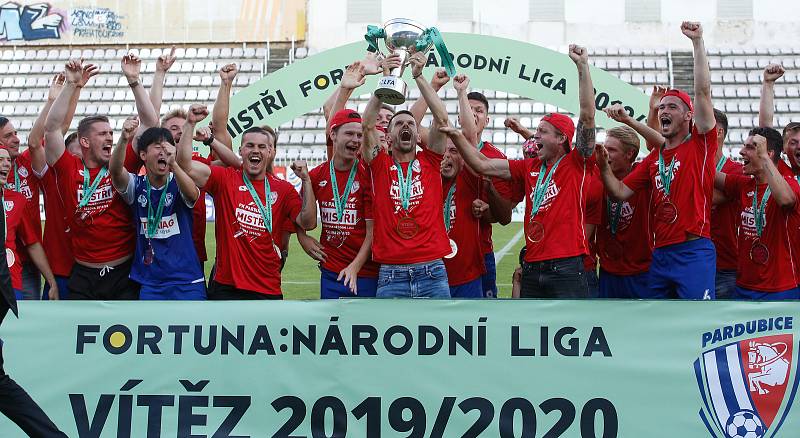 Utkání Fotbalové národní ligy mezi FK Viktoria Žižkov (v bíločerveném) a FK Pardubice (v modrém).