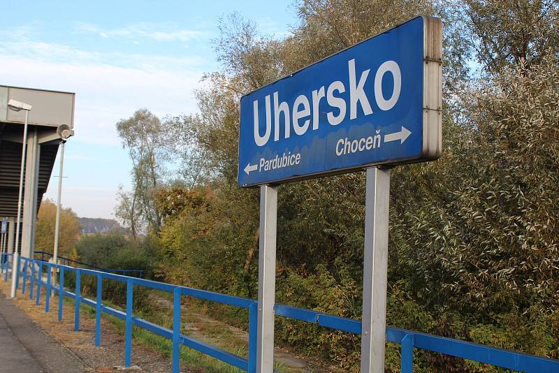Kvůli novému úseku silnice D35 vyrostl v blízkosti nádraží v Uhersku unikátní most. Při stavbě dělníci objevili problém. Úsek se nachází na hlavním železničním koridoru mezi Pardubicemi a Českou Třebovou.