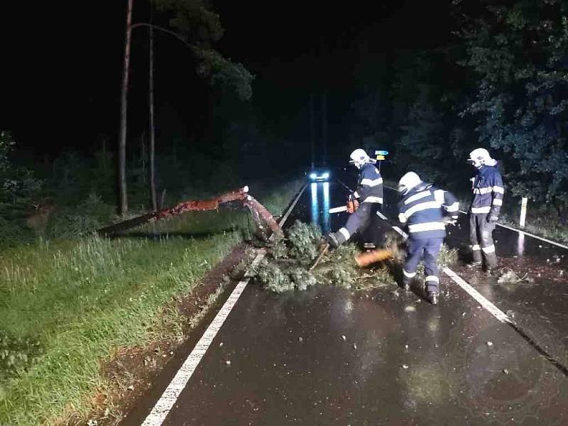 Večer celý Pardubický kraj potrápil potrápil přívalový déšť s úhrny kolem 50 mm s a někde byly nárazy větru až kolem 90 km/h, někde kroupy. Nárazy větru skutečně lámaly větve a vyvracely stromy.