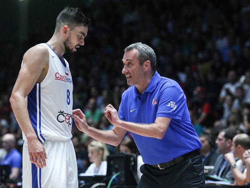 Basketbalové utkání kvalifikace na mistrovství světa 2019 mezi Českou republikou (v bílém) a Ruskem (v červeném) v pardubické ČSOB Pojišťovna areně.