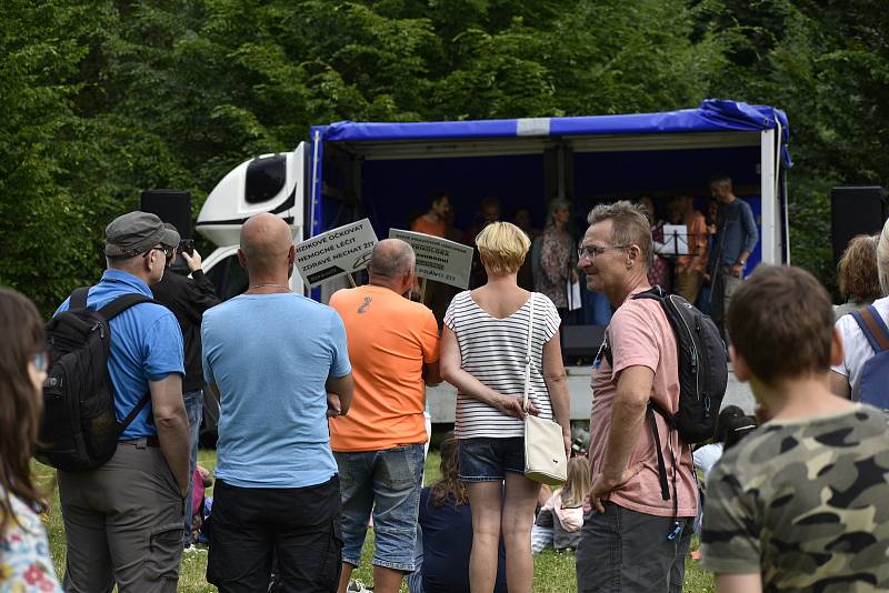 Děti do škol bez podmínek, žádali rodiče v Pardubicích.