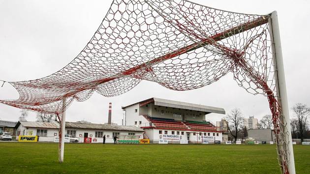 Derby v Pardubicích se ruší. Hřiště Pod Vinicí je samá voda.