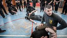 Krajskou pořádkovou jednotku policie Pardubického kraje si vzali do parády trenéři bojového umění Krav Maga. Tentokrát pod vedením instruktora Israele Cohena.