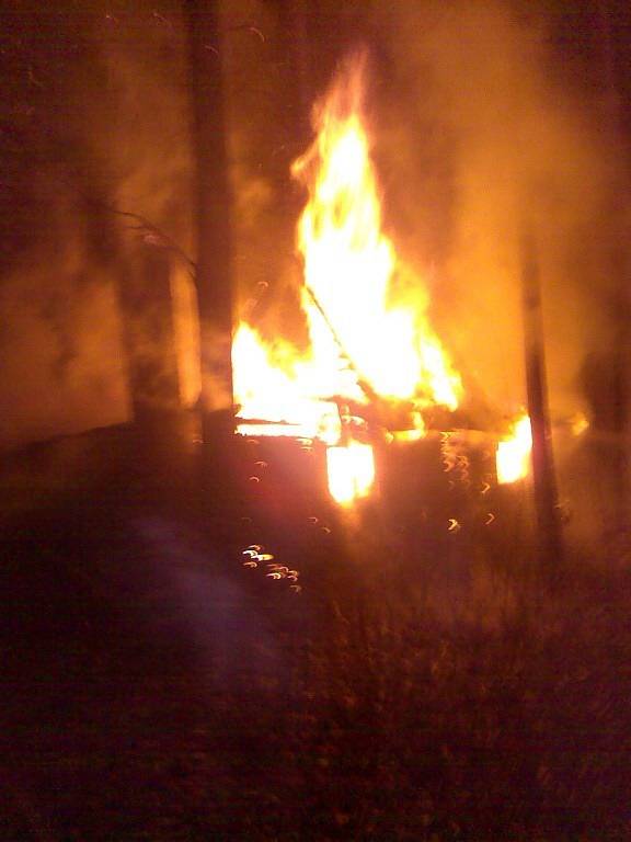 Silvestrovský požár. Jen několik málo minut po půlnoci roku 2008 vzplála chatka u rybníka Hluboký