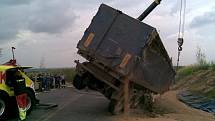 Jedna z kuriózních nehod - vysypaný kamion pšenice na novém obchvatu Holic