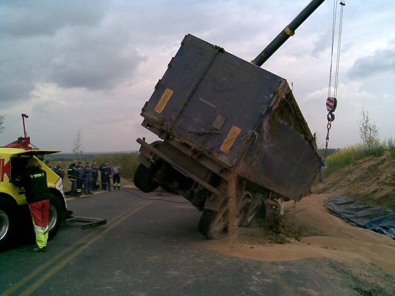 Jedna z kuriózních nehod - vysypaný kamion pšenice na novém obchvatu Holic