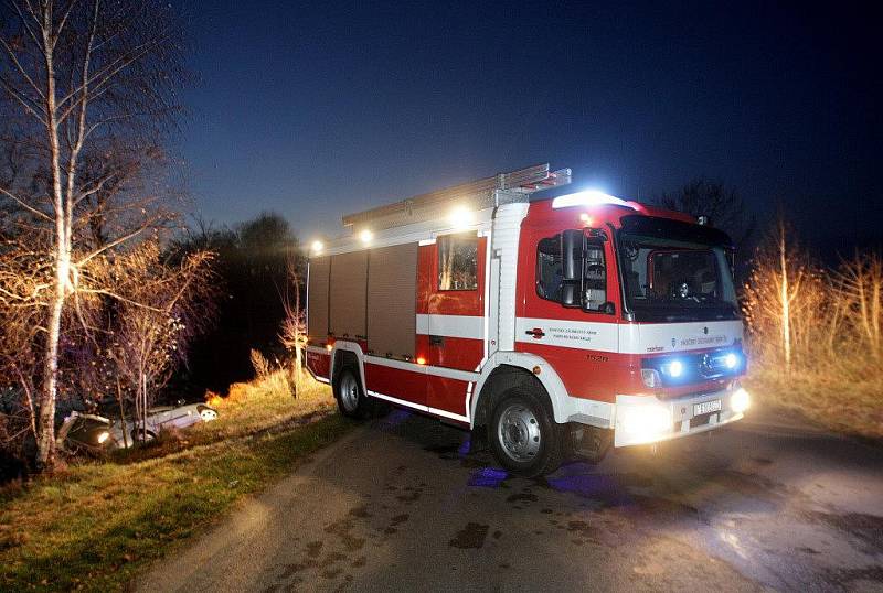 Řidič skončil s vozem ve slepém rameni Labe. Z vozu už se nedostal.