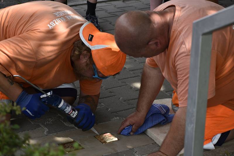 Jako jediná z rodiny přežila koncentrační tábor. S bolavou vzpomínkou nyní Hana Sternlicht v Holicích vložila do dlažby kameny zmizelých za své rodiče.