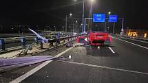 K havárii vozidla Audi došlo zhruba o půl desáté večer na silnici I/37, směr z Parama na Hradec Králové, za sjezdem pro autobusy na kruhový objezd k Lidlu.