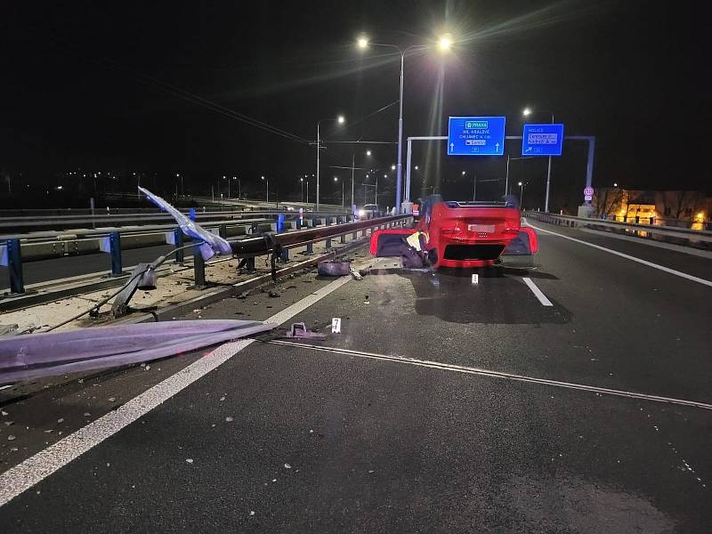 K havárii vozidla Audi došlo zhruba o půl desáté večer na silnici I/37, směr z Parama na Hradec Králové, za sjezdem pro autobusy na kruhový objezd k Lidlu.