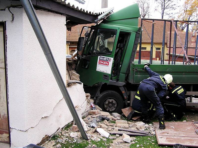 Hasiči z Holic vyjížděli v pondělí 3. listopadu v půl deváté ráno k nehodě nákladního automobilu, který narazil do domu v obci Litětiny. Při kolizi urazil automobil hlavní uzávěr plynu rodinného domu. Škoda se pohybuje v řádu statisíců korun.