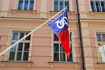 Sokolská vlajka nad krajským úřadem připomíná 81 let od zatčení 1 500 sokolů gestapem