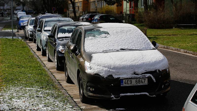 Dubnový sníh na pardubickém sídlišti Dukla.