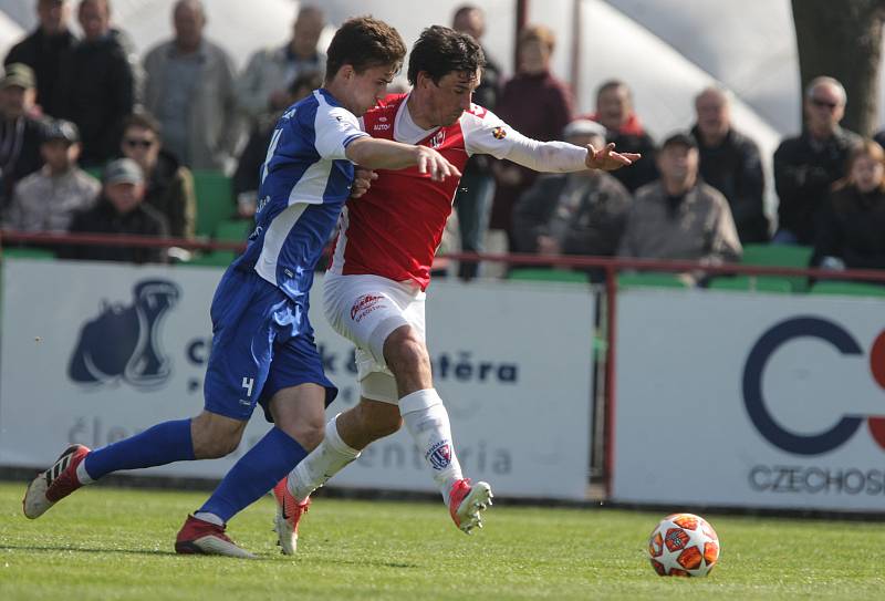 Utkání Fobalové národní ligy mezi FK Pardubice (ve červenobílém) a FC Sellier & Bellot Vlašim (v modrobílém) na hřišti pod Vinicí v Pardubicích.