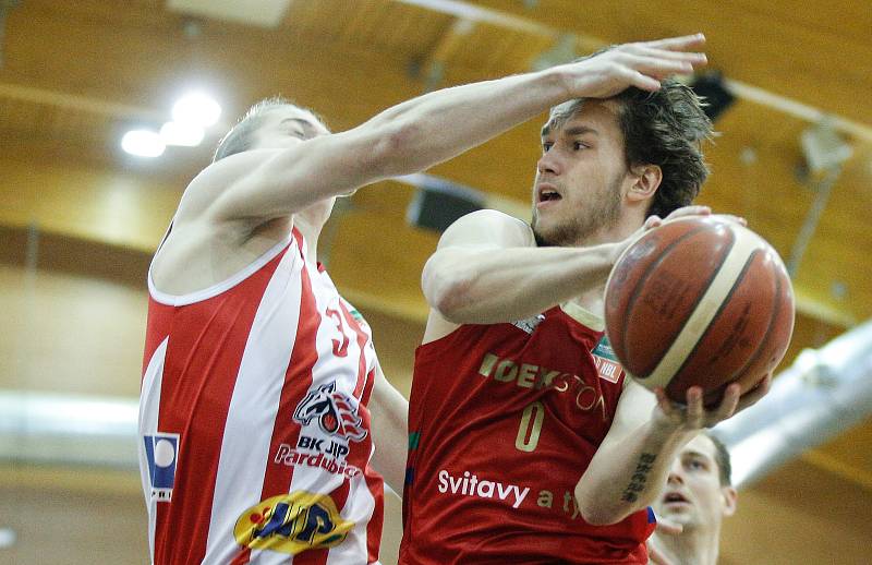 Basketbalové utkání Kooperativy NBL mezi BK JIP Pardubice (v bíločerném) a BK DEKSTONE Tuři Svitavy (v červeném) v pardubické hale na Dašické.