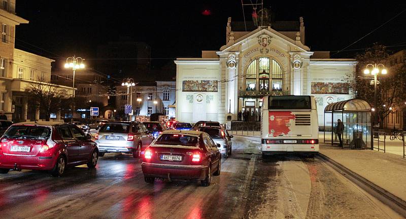 Ledovka v Pardubicích ochromila i hromadnou dopravu. Dopravní podnik sáhl k netypickému řešení: Z důvodu náledí byl zastaven veškerý provoz MHD v Pardubicích,