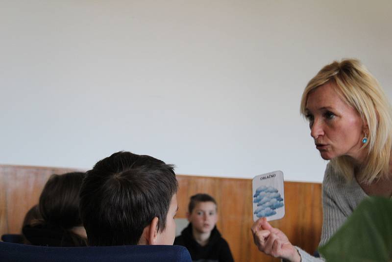 Výuka češtiny na adaptačním kursu pro Ukrajinské děti v Holicích.